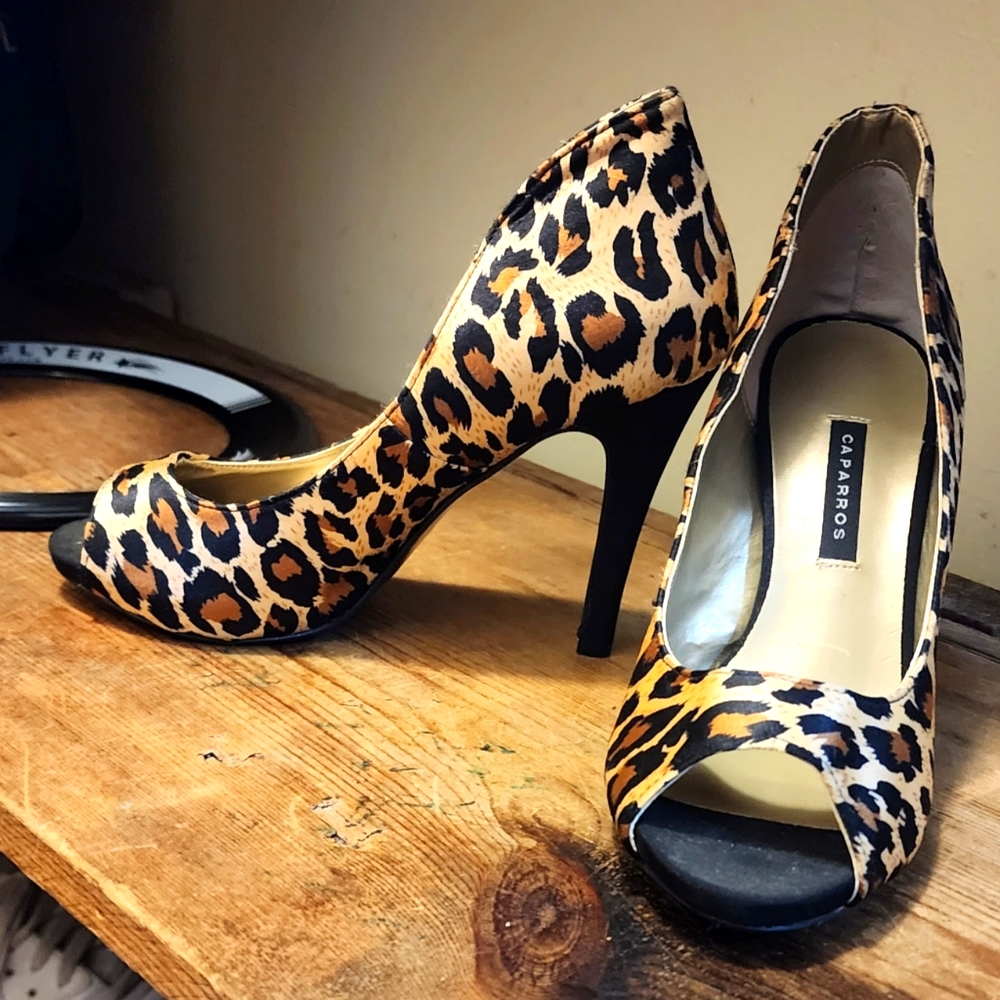 Women's 4inch heels. Caparros sz 6